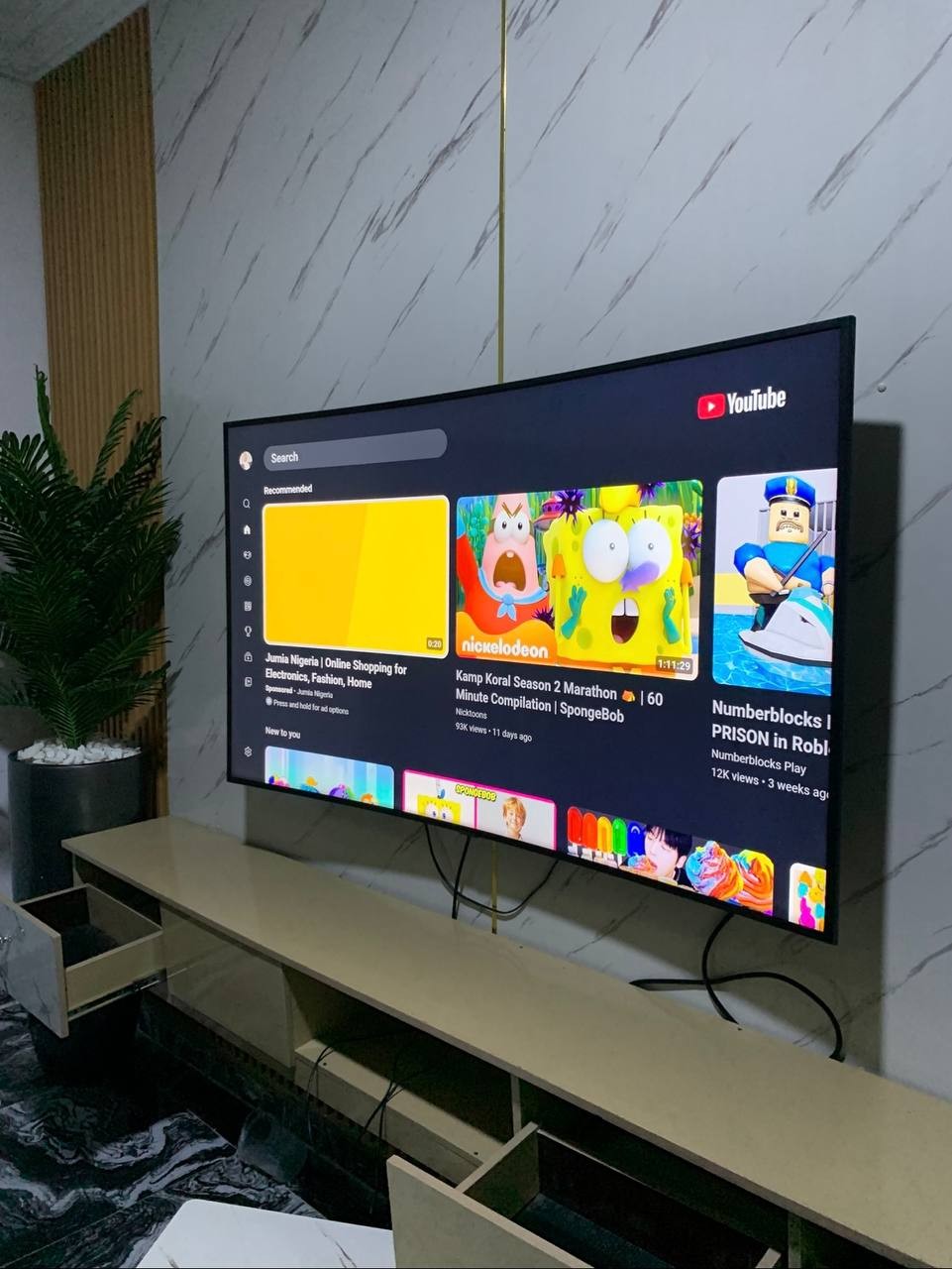 ❌❌SOLD-OUT❌❌....V.Clean Bluetooth 55inches Samsung Curved Screen Crystal UHD Series 8 4k Smart Tv With Pack with every Accessories